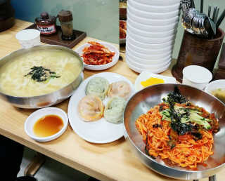 칼국수에끌림 [칼국수에 끌림] 손칼국수+비빔칼국수+왕만두4개 — 5점을 준 리뷰어가 2018년 9월 올린 사용 사진