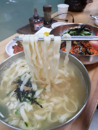 칼국수에끌림 [칼국수에 끌림] 손칼국수+비빔칼국수+왕만두4개 — 5점을 준 리뷰어가 2018년 10월 올린 사용 사진