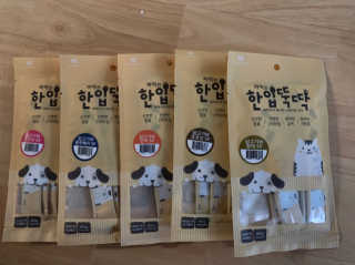 [펫토리아]짜먹는 한입뚝딱 강아지.고양이 마약간식 — 4점을 준 리뷰어가 2019년 7월 올린 사용 사진