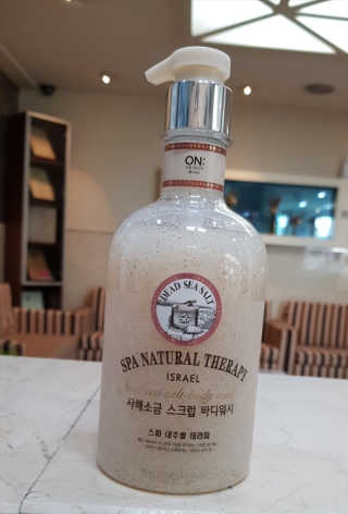 온더바디 스파 내추럴 테라피 사해소금 스크럽 바디워시 — 4.67점을 준 리뷰어가 2017년 6월 올린 사용 사진