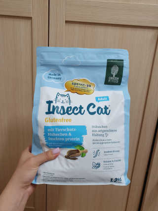 그린펫푸드 인섹트캣 글루텐프리（1.2KG） — 3점을 준 리뷰어가 2019년 8월 올린 사용 사진