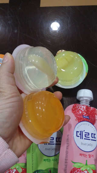 데르뜨 떠먹는 과일 3종, 짜먹는 과일 2종 총 10개 체험 — 5점을 준 리뷰어가 2020년 3월 올린 사용 사진