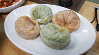 칼국수에끌림 [칼국수에 끌림] 손칼국수+비빔칼국수+왕만두4개 — 5점을 준 리뷰어가 2018년 9월 올린 사용 사진