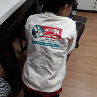 인디고뱅크키즈 레트로 미키 그래픽 맨투맨 — 5점을 준 리뷰어가 2020년 2월 올린 사용 사진