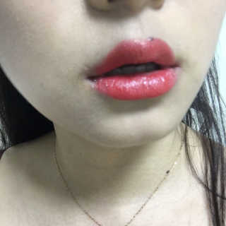 터치인솔 메탈리스트 리퀴드 포일 립스틱 5종 — 5점을 준 리뷰어가 2018년 3월 올린 사용 사진