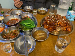[동네맛집족발] 4개 족발 중 택1 — 5점을 준 리뷰어가 2020년 3월 올린 사용 사진