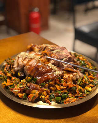 [동네맛집족발] 4개 족발 중 택1 — 5점을 준 리뷰어가 2020년 1월 올린 사용 사진