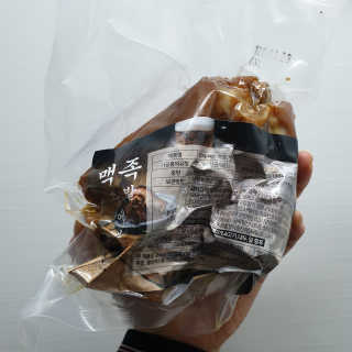 행복먹거리공작소 맥족. 맥주에 빠진 족발 550g + 마늘소스 70g — 5점을 준 리뷰어가 2020년 2월 올린 사용 사진