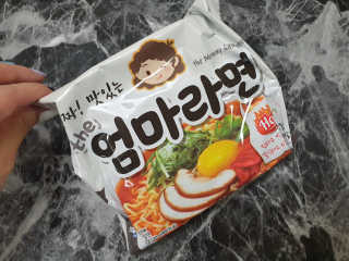 라면 그대로가 제일 맛있는 더엄마라면 — 5점을 준 리뷰어가 2019년 9월 올린 사용 사진