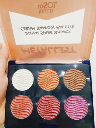 터치인솔 섀도우 팔레트와 젤아이라이너 펄덕후 세트 — 5점을 준 리뷰어가 2018년 8월 올린 사용 사진