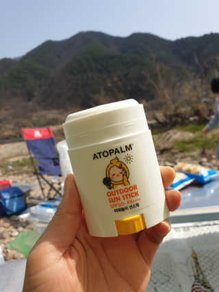 아토팜 야외놀이 선스틱 SPF50+ PA++++ — 5점을 준 리뷰어가 2020년 3월 올린 사용 사진