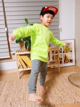 인디고뱅크키즈 레트로 미키 그래픽 맨투맨 — 5점을 준 리뷰어가 2020년 2월 올린 사용 사진