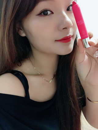 포렌코즈 글램 얼루어 립 크레용 — 5점을 준 리뷰어가 2017년 7월 올린 사용 사진