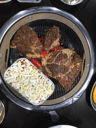 [두툼갈비] 두툼갈비 2인분 + 매콤치즈버섯 set — 5점을 준 리뷰어가 2018년 9월 올린 사용 사진