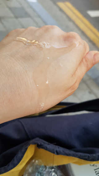 [스킨큐어] 산다화 비타민C 화이트닝 에센스 30ml — 4점을 준 리뷰어가 2019년 7월 올린 사용 사진