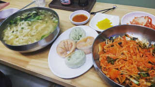 칼국수에끌림 [칼국수에 끌림] 손칼국수+비빔칼국수+왕만두4개 — 5점을 준 리뷰어가 2018년 9월 올린 사용 사진