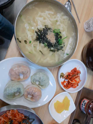 칼국수에끌림 [칼국수에 끌림] 손칼국수+비빔칼국수+왕만두4개 — 5점을 준 리뷰어가 2018년 10월 올린 사용 사진