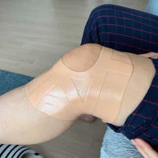 힐링팩토리 힐링케어 실리콘 무릎보호대 — 4점을 준 리뷰어가 2020년 2월 올린 사용 사진
