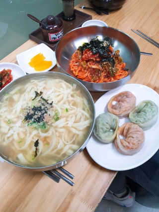 칼국수에끌림 [칼국수에 끌림] 손칼국수+비빔칼국수+왕만두4개 — 4.67점을 준 리뷰어가 2018년 10월 올린 사용 사진