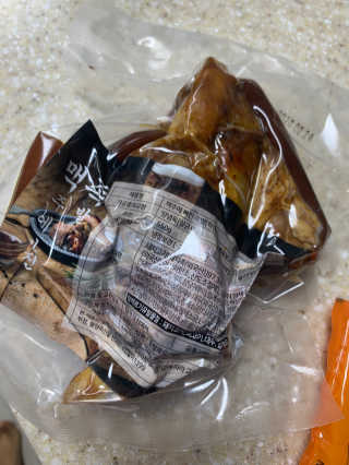 행복먹거리공작소 맥족. 맥주에 빠진 족발 550g + 마늘소스 70g — 5점을 준 리뷰어가 2020년 1월 올린 사용 사진
