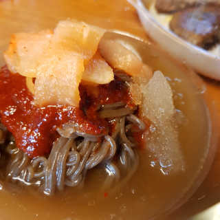 유천냉면 유천 비빔냉면 2인분+메밀지짐만두 280g — 5점을 준 리뷰어가 2018년 6월 올린 사용 사진