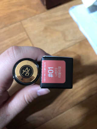 나틴다 아트인블랙 립스틱 — 5점을 준 리뷰어가 2019년 3월 올린 사용 사진