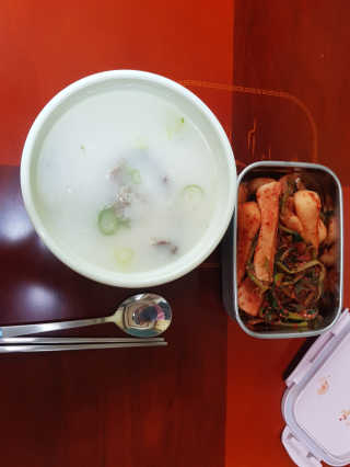 [풀무원] 사골곰탕국밥 황태해장국밥 — 4점을 준 리뷰어가 2018년 6월 올린 사용 사진