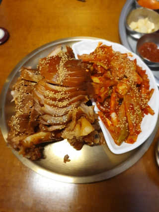 [동네맛집족발] 4개 족발 중 택1 — 5점을 준 리뷰어가 2020년 3월 올린 사용 사진