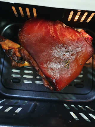 행복먹거리공작소 맥족. 맥주에 빠진 족발 550g + 마늘소스 70g — 5점을 준 리뷰어가 2020년 3월 올린 사용 사진