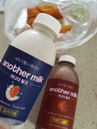 식사대용 아몬드밀크 어나더밀크 500ml X 2병 — 5점을 준 리뷰어가 2018년 9월 올린 사용 사진