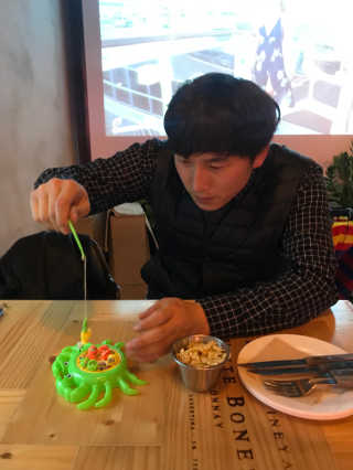 [크랩프트 신도림본점] 쉬림프 샐러드 피자 — 4.17점을 준 리뷰어가 2018년 11월 올린 사용 사진
