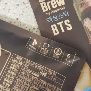 한국야쿠르트 콜드브루, 핫브루 액상스틱 BTS 일러스트 — 4.5점을 준 리뷰어가 2018년 11월 올린 사용 사진