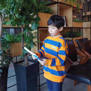 인디고뱅크키즈 스트라이프 루즈핏 맨투맨 — 5점을 준 리뷰어가 2020년 3월 올린 사용 사진