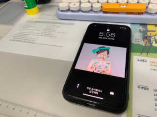 티라노 강화유리 티라노 프리미엄 아이폰 3D 풀점착 풀커버 — 4.5점을 준 리뷰어가 2019년 8월 올린 사용 사진