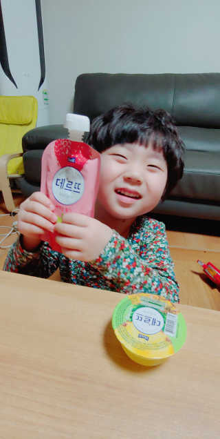 데르뜨 떠먹는 과일 3종, 짜먹는 과일 2종 총 10개 체험 — 5점을 준 리뷰어가 2020년 3월 올린 사용 사진