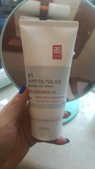 일리윤 세라마이드 아토 집중 크림 — 4.67점을 준 리뷰어가 2017년 6월 올린 사용 사진