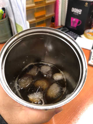 한국맥널티 아이브루 헤이즐넛향 100T — 5점을 준 리뷰어가 2019년 11월 올린 사용 사진