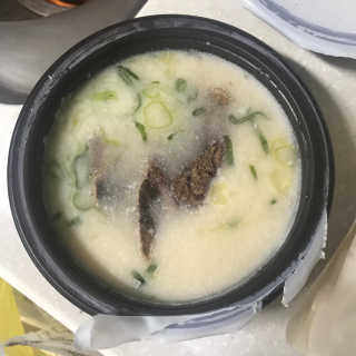 [풀무원] 사골곰탕국밥 황태해장국밥 — 4.67점을 준 리뷰어가 2018년 6월 올린 사용 사진