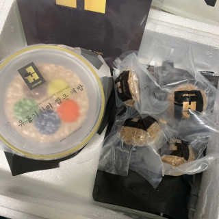 주식회사 개화 유통기한이 짧은 개밥 - 황소 비빔밥, 황소 주먹밥 — 5점을 준 리뷰어가 2019년 2월 올린 사용 사진