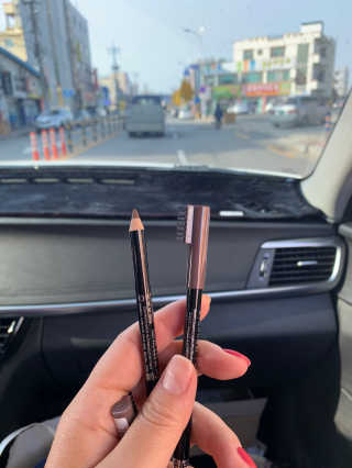 림멜 프로페셔널 아이브로우 펜슬 1+1 — 5점을 준 리뷰어가 2019년 11월 올린 사용 사진