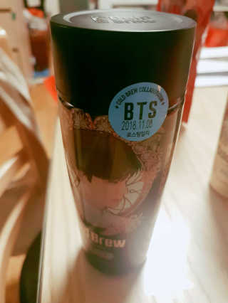 한국야쿠르트 콜드브루, 핫브루 BTS 일러스트 — 5점을 준 리뷰어가 2018년 11월 올린 사용 사진