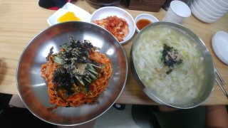 칼국수에끌림 [칼국수에 끌림] 손칼국수+비빔칼국수+왕만두4개 — 4.5점을 준 리뷰어가 2018년 9월 올린 사용 사진
