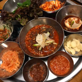 [동네맛집족발] 4개 족발 중 택1 — 3점을 준 리뷰어가 2020년 2월 올린 사용 사진