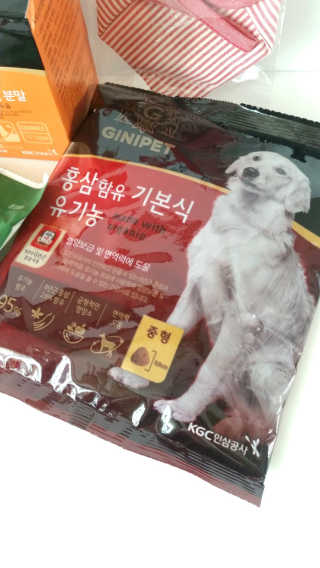 지니펫 해피박스_홍삼함유 북어농축액분말+사료+굿즈 — 5점을 준 리뷰어가 2018년 8월 올린 사용 사진