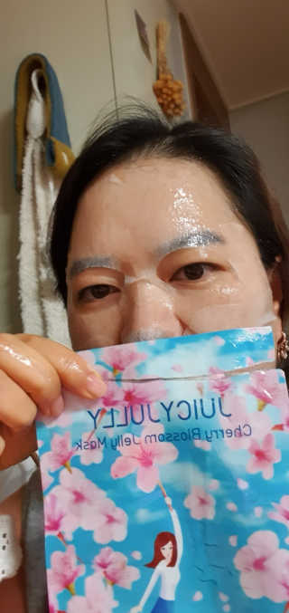 쥬시줄리 체리블라썸 젤리겔 마스크 — 5점을 준 리뷰어가 2020년 3월 올린 사용 사진