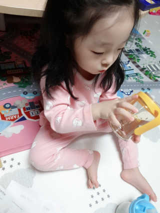 유비맘 샘방지 PPSU 빨대컵_컬러 랜덤 발송 — 5점을 준 리뷰어가 2020년 3월 올린 사용 사진