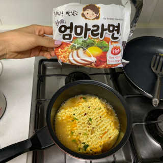 라면 그대로가 제일 맛있는 더엄마라면 — 5점을 준 리뷰어가 2019년 6월 올린 사용 사진