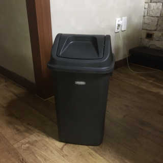 창신리빙 프랑코 퍼블릭 스윙 휴지통 10L, 25L, 35L — 4점을 준 리뷰어가 2019년 8월 올린 사용 사진