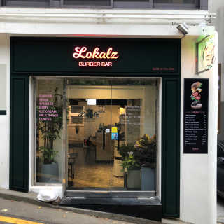 LOKALZ 스파이시버거,치즈버거,감자튀김,치킨윙 — 4.17점을 준 리뷰어가 2018년 11월 올린 사용 사진