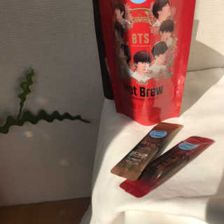 한국야쿠르트 콜드브루, 핫브루 액상스틱 BTS 일러스트 — 5점을 준 리뷰어가 2018년 11월 올린 사용 사진